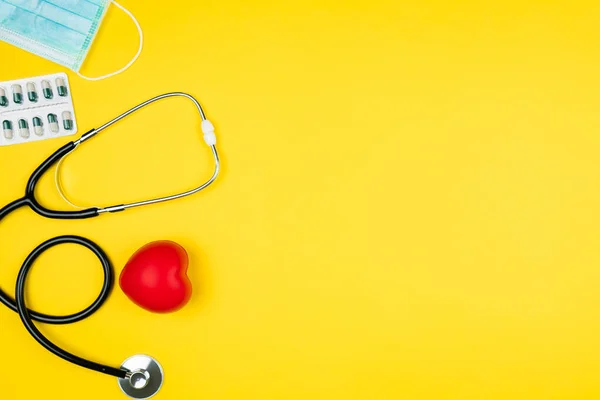 Världshälsodagskoncept Sjukvårdsförsäkring Med Rött Hjärta Stetoskop Mask Och Medicin — Stockfoto