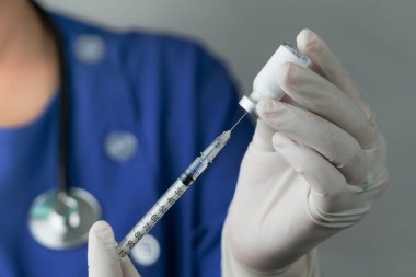 Covid-19 Coronavirus 'tan önleme, aşılama ve tedavi için aşı ve şırınga