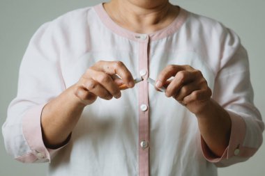 Sigarayı bırak, tütün günü yok, anne eli sigarayı kırıyor.