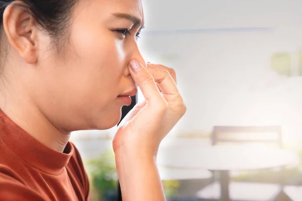 Плохой Запах Женщина Закрывает Нос Запах Изо Рта Концепция Здравоохранения — стоковое фото