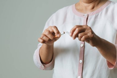Sigarayı bırak, tütün günü yok, anne eli sigarayı kırıyor.