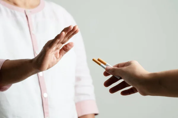 Dejar Fumar Hay Día Tabaco Madre Manos Gesto Rechazar Propuesta — Foto de Stock