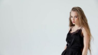 Poz, gülümseyen, reklam beyaz arka plan üzerinde elbise kız modeli