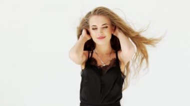 güzel moda kız gülerek ve ellerini yüzüne kadar vardır. giydiği siyah bir elbise ve neşeli ifade. Beyaz arka plan üzerinde izole