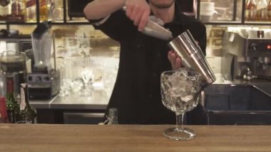 Barmen kokteyl shaker ile yapar..