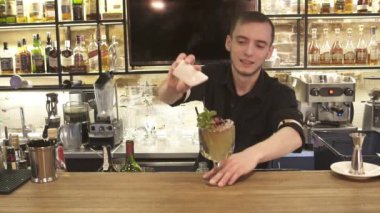 Klas barmen barmen düz klasik ROM tabanlı içki kokteyl limon üniforma bar dekorasyon shaker cruise gemi sunmaktadır.