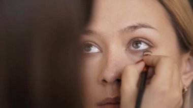 Fotoğraf seanstan önce modelleri makyaj