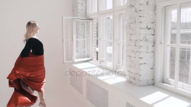 Ayak pointe içinde tek ayak üzerinde duran ve germe, yapıyor genç balerin bacak yukarı kaldırma.