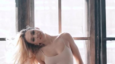 Pencere arka plan üzerinde bale dansçısı sarışın saç geliştirir