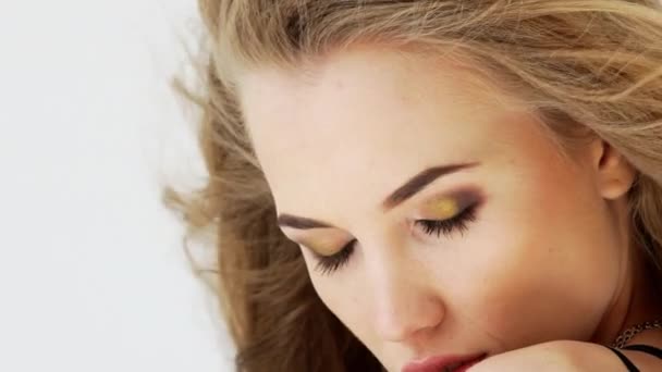 Jonge vrouw schoonheid portret close-up halve gezicht teken reeks geïsoleerd op zuivere witte achtergrond — Stockvideo