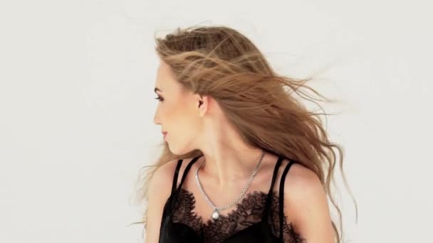 Chica bonita gira la cabeza y su cabello se desarrolla en cámara lenta — Vídeos de Stock
