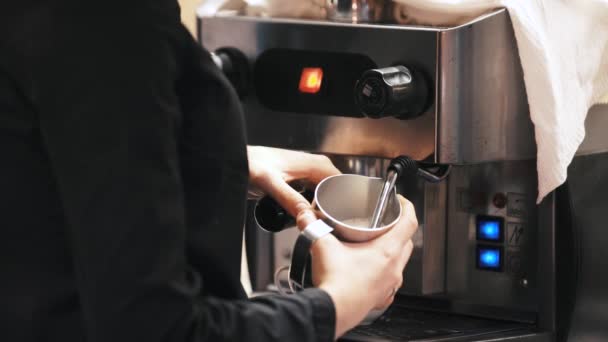 Cafetera preparando espuma de leche caliente — Vídeos de Stock