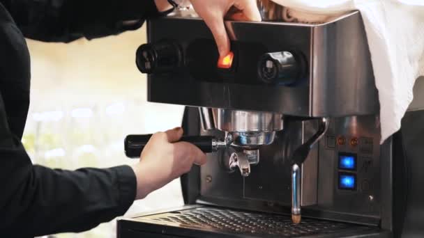 Kaffeekochen in der Kaffeemaschine — Stockvideo