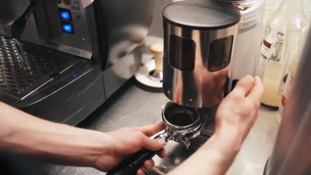 Fazendo café na máquina de café — Vídeo de Stock