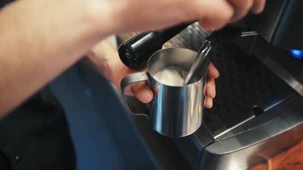 Cafetera preparando espuma de leche caliente — Vídeos de Stock