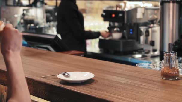 Barista kahve hazırlama yapma Cafe — Stok video