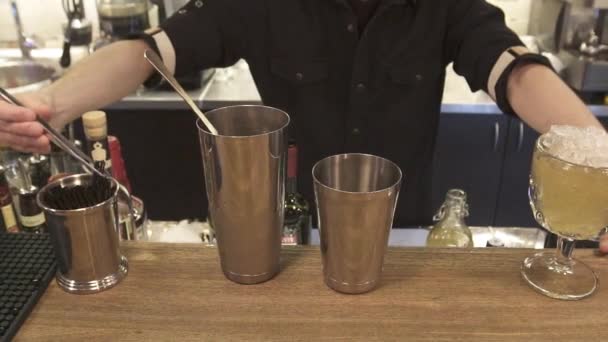 El camarero está haciendo cócteles en el mostrador del bar. — Vídeo de stock