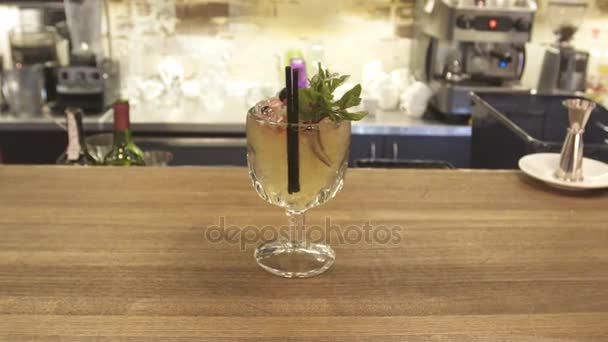 Cocktail de chave de fenda com hortelã fresca no fundo escuro . — Vídeo de Stock