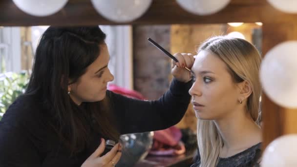 Modelos de maquillaje antes de la sesión de fotos — Vídeo de stock