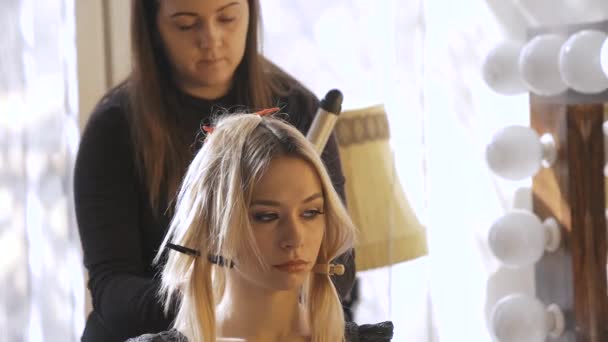 Models make up before the photo session — Stock Video
