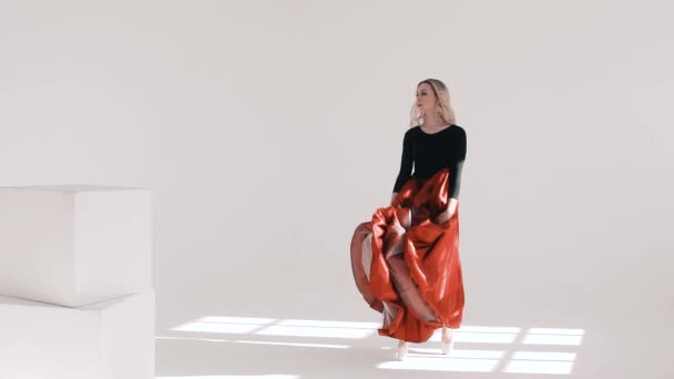 Joven hermosa bailarina bailando sobre fondo blanco. Falda roja aleteando. El proyecto de la bailarina . — Vídeos de Stock