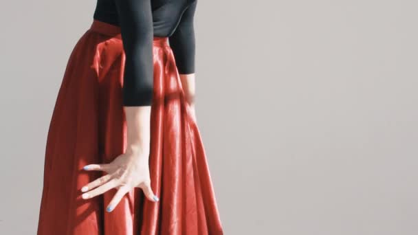 Mujer posando con una falda roja revoloteando. Paño rojo revoloteando . — Vídeos de Stock