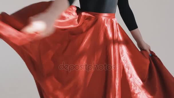 Žena představuje v sukni vlající červená. Červený šat, vlající.