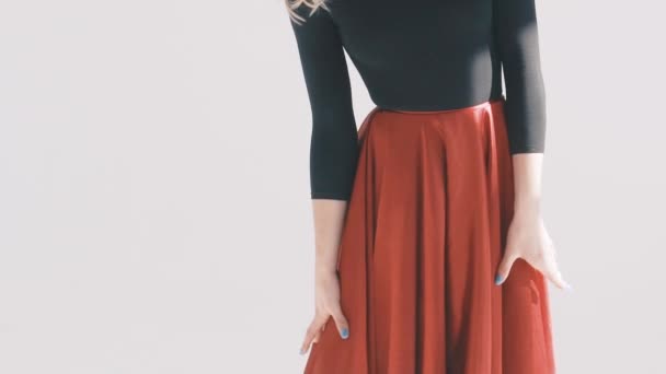 poziruet-v-yubke-video-vnutri-pizdi