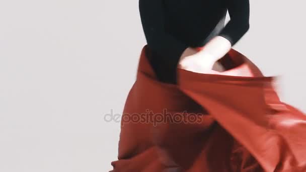 Mujer posando con una falda roja revoloteando. Paño rojo revoloteando . — Vídeos de Stock