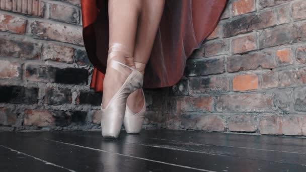 Close-up van ballerina's voeten, opwarming van de aarde omhoog buiten op de stoep — Stockvideo