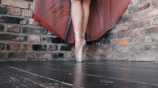 芭蕾舞女演员脚，变暖特写了外面的人行道上 — 图库视频影像
