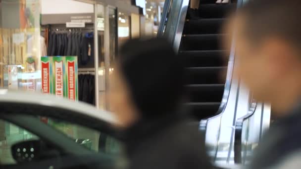 Jóvenes hermosas mujeres felices en la escalera mecánica del centro comercial — Vídeo de stock