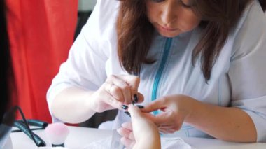 Manikür çivi çıkarmadan manikürcü Close-Up