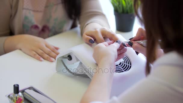 El maestro hace manicura de hardware. Manicura está aplicando taladro de lima de uñas eléctrica a la manicura en los dedos femeninos — Vídeos de Stock