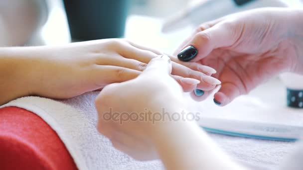 Manucure en salon de beauté. Focus sélectif sur les ongles des costumiers . — Video
