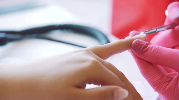 Close-up van manicure cuticula verwijderen van de nagel — Stockvideo