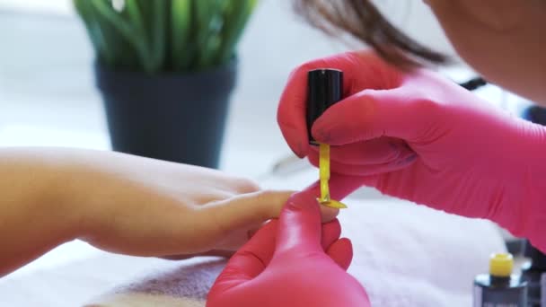 Salón de manicura aplica barniz en las uñas — Vídeos de Stock
