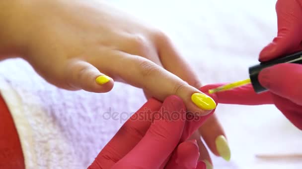 Manicure salon toegepast vernis op de nagels — Stockvideo