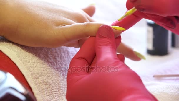 Mujer manicura maestro haciendo manicura — Vídeo de stock