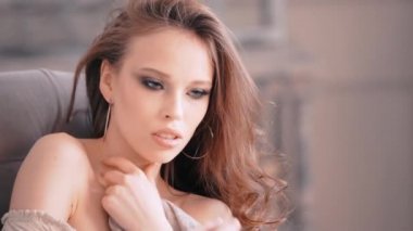 romantik güzel genç kadın yeşil gözler şehvetli kız kendisi kameraya bakarak dokunaklı eğleniyor gömlek büyük dudaklı portresi