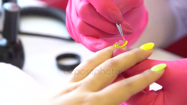 Närbild skott av en kosmetolog som gäller nagellack för kvinnliga spik i en nagelsalong. Närbild av en kvinna hand med gult nagellack efter manikyr. — Stockvideo