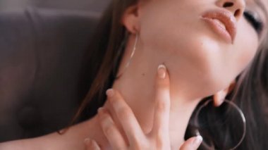 romantik güzel genç kadın yeşil gözler şehvetli kız kendisi kameraya bakarak dokunaklı eğleniyor gömlek büyük dudaklı portresi