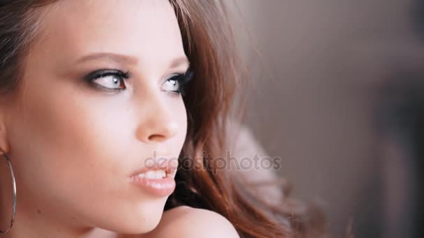Portrait de romantique belle jeune femme yeux verts fille sensuelle avec de grandes lèvres en chemise avoir du plaisir à se toucher en regardant la caméra — Video