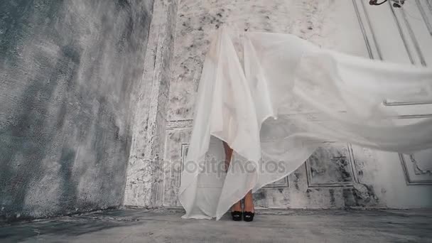 Hermosa mujer rubia sexy en lencería, de pie en la pared de fondo, tira de la tela — Vídeos de Stock