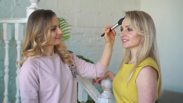 Escena entre bastidores: visagiste en el trabajo haciendo maquillaje de modelo glamour . — Vídeos de Stock