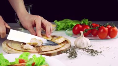 kızarmış tavuk parçaları dilimlenmiş