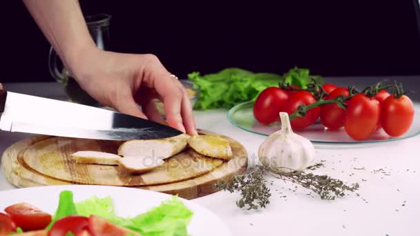 Pezzi affettati di pollo fritto — Video Stock