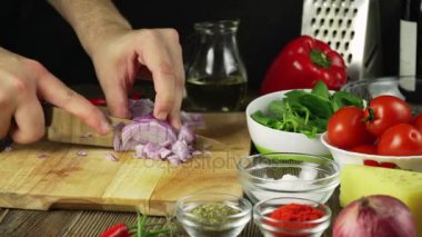 Şef bir soğanı bıçakla kesme