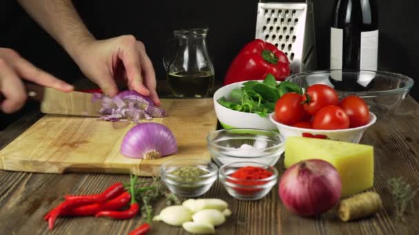 Chef cortando una cebolla con un cuchillo — Vídeo de stock