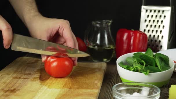 Mes bezuinigingen tomaat op houten bord — Stockvideo